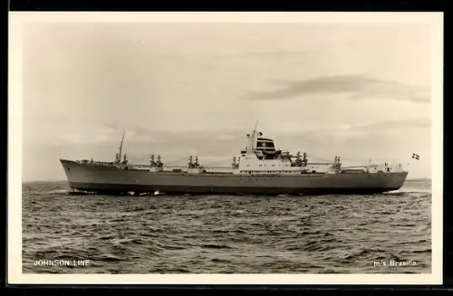 AK Schwedisches Frachtschiff M.S. Brasilia der Johnson Line in Seitenansicht, Handelsschiff