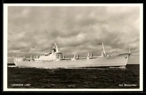AK Schwedisches Frachtschiff M.S. Montevideo der Johnson Line hohe Fahrt laufend, Handelsschiff