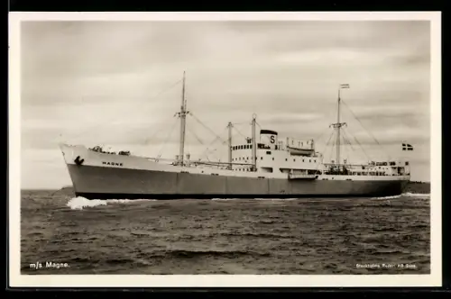 AK Schwedisches Frachtschiff M.S. Magne der Stockholms Rederi AB Svea auf See, Handelsschiff