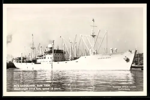 AK Schwedisches Frachtschiff M.S. Sagoland von 1939 der Svenska Orient Linien im Hafen, Handelsschiff