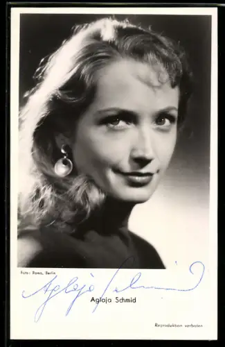 AK Schauspielerin Aglaja Schmid mit verschmitztem Lächeln, Autograph