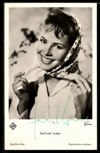 AK Schauspielerin Gerlinde Locker mit Kopftuch, Autograph
