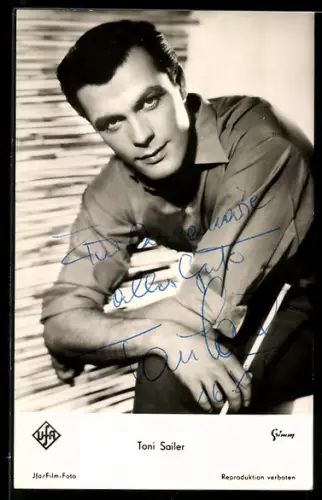 AK Schauspieler Toni Sailer mit fokussiertem Blick, Autograph