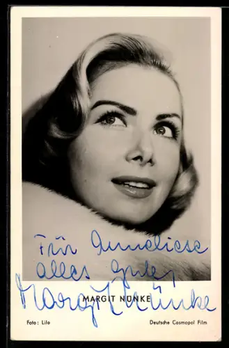 AK Schauspielerin Margit Nünke mit Pelz um den Hals, Autograph