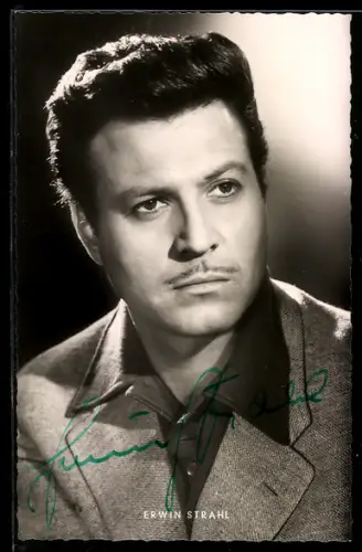 AK Schauspieler Erwin Strahl mit ernstem Blick, Autograph