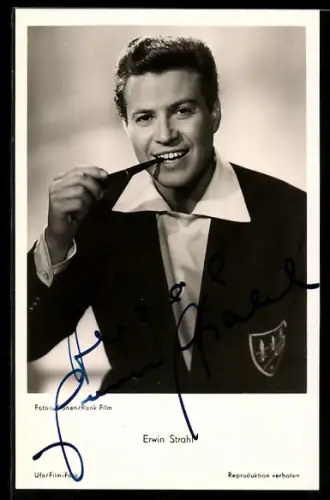 AK Schauspieler Erwin Strahl im schwarzen Anzug raucht Pfeife, Autograph