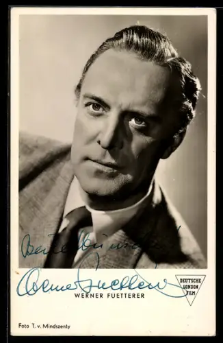 AK Schauspieler Werner Fuetterer im Anzug porträtiert, Autograph