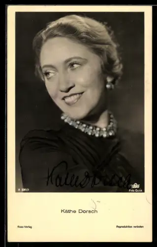AK Schauspielerin Käthe Dorsch lächelnd mit Halskette posierend, Autograph