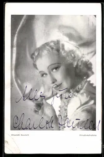 AK Schauspielerin Charlott Daudert mit breitem Hut, Autograph
