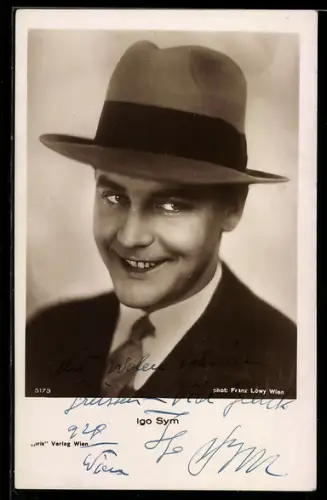 AK Schauspieler Igo Sym in Anzug mit Hut, Autograph