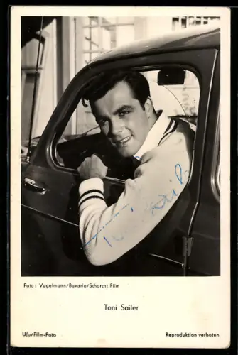 AK Schauspieler Toni Sailer sitzt in einem Auto, Autograph