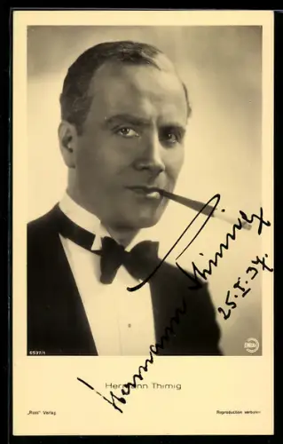 AK Schauspieler Hermann Thimig raucht eine Zigarette, Autograph