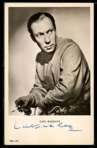 AK Schauspieler Carl Raddatz mit Zigarette, Autograph