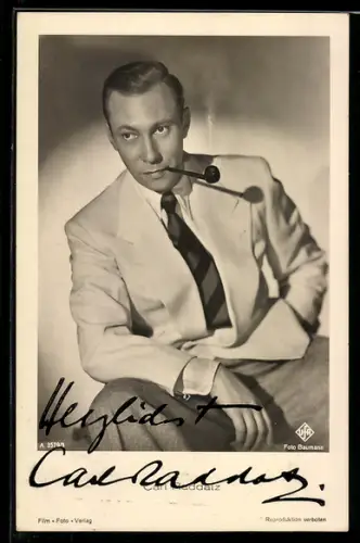 AK Schauspieler Carl Raddatz mit Pfeife im Mund porträtiert, Autograph