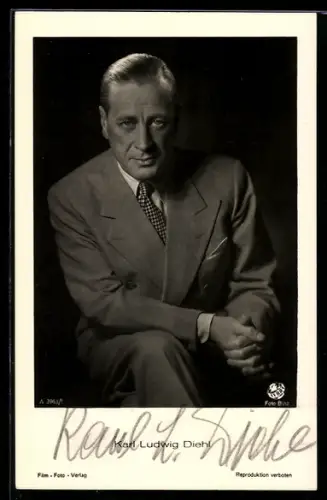 AK Schauspieler Karl Ludwig Diehl im eleganten Anzug, Autograph