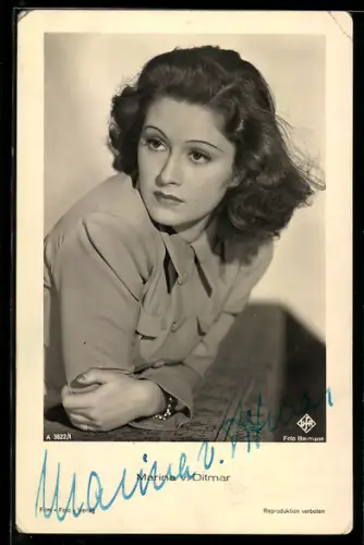 AK Schauspielerin Marina von Ditmar nachdenklich, Autograph
