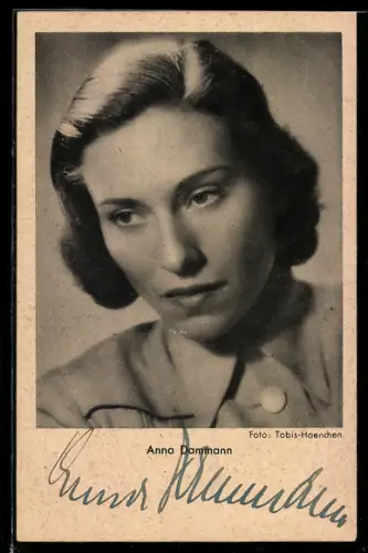AK Schauspielerin Anna Dammann, den Blick nach unten gerichtet, Autograph