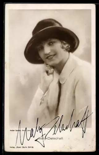 AK Schauspielerin Maly Delschaft mit Hut in die Kamera lächelnd, Autograph