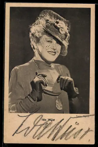 AK Schauspielerin Ida Wüst in dem Kostüm einer Filmrolle, Autograph