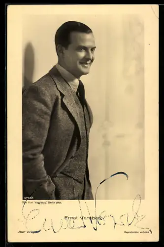 AK Schauspieler Ernst Verebes mit Händen in Hosentaschen, Autograph