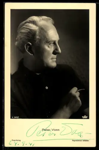 AK Schauspieler Peter Voss rauchend zur Seite blickend, Autograph