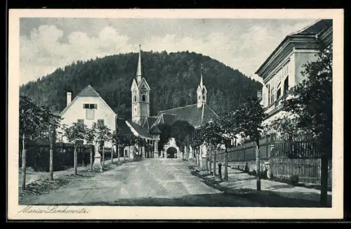 AK Maria Lankowitz, Strassenpartie mit Kirche und Bergpanorama