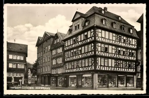AK Herborn /Dillkreis, Marktplatz, Fachwerkhaus mit Geschäften