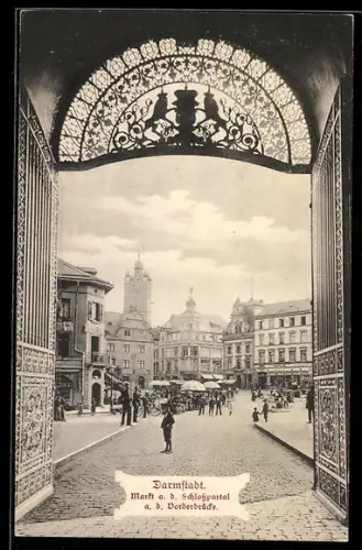 AK Darmstadt, Markt aus dem Schlossportal an der Vorderstrasse
