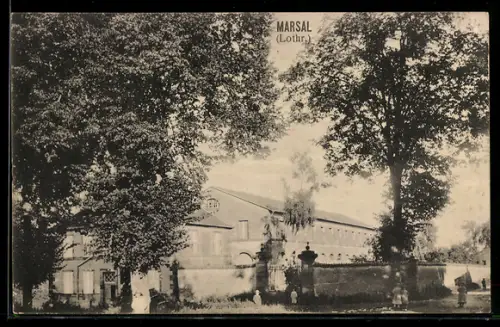 AK Marsal /Lothr., Gebäude mit Mauer und Allee