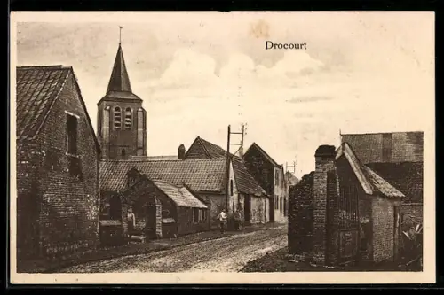 AK Drocourt, Dorfstrasse mit Kirchturm