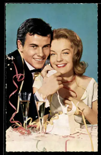 AK Schauspieler Romy Schneider und Horst Buchholz mit Telefon und Sekt