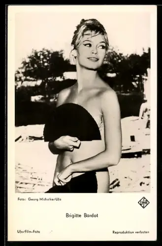 AK Schauspielerin Brigitte Bardot, Pin-Up, mit hochgestecktem Haar und zwei schwarzen Fächern nach hinten schauend