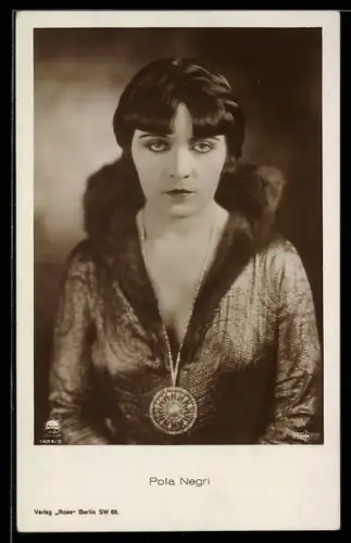 AK Schauspielerin Pola Negri mit Medaillon