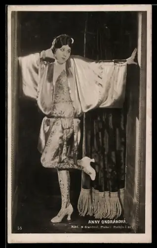 AK Schauspielerin Anny Ondra in Tracht posierend
