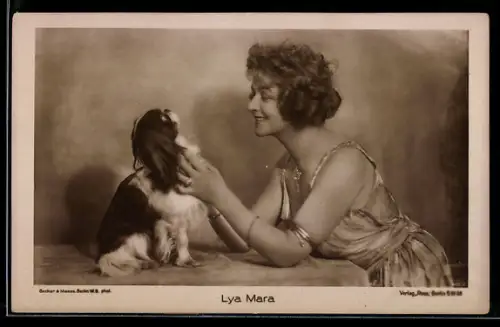AK Schauspielerin Lya Mara mit Hund in einer Filmszene