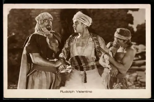 AK Schauspieler Rudolph Valentino in einer Szene