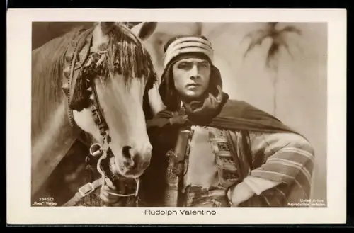 AK Schauspieler Rudolph Valentino, köstümiert mit einem Pferd