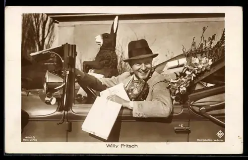 AK Schauspieler Willy Fritsch mit Hase im Auto sitzend