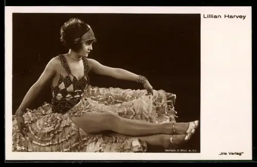 AK Schauspielerin Lillian Harvey in einem perlenbestickten Kleid