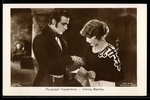 AK Schauspieler Rudolph Valentino die Hand von Schauspielerin Vilma Banky schüttelnd