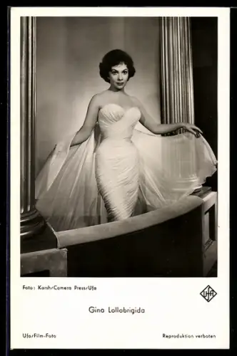 AK Schauspielerin Gina Lollobrigida im trägerlosen Kleid