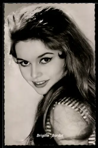 AK Schauspielerin Brigitte Bardot lächelnd mit offenem langen Haar