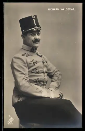 AK Operette-Darsteller Richard Waldemar in Kostüm mit Monokel