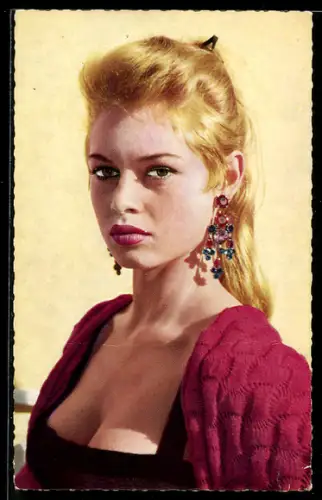 AK Schauspielerin Brigitte Bardot in rosafarbener Strickjacke