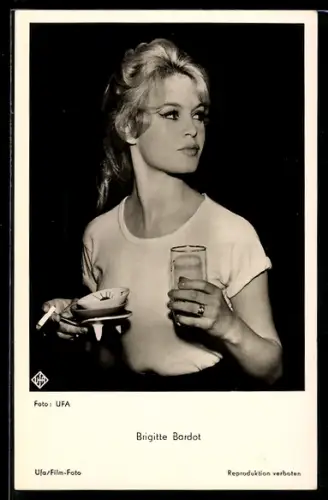 AK Schauspielerin Brigitte Bardot mit Zigarette und Glas auf einer Party