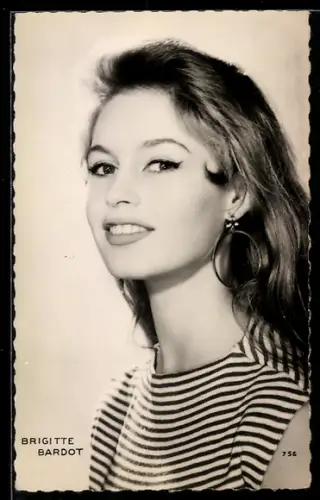 AK Brigitte Bardot lächelt im gestreiften Shirt, Portrait