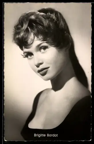 AK Schauspielerin Brigitte Bardot mit langen Haaren