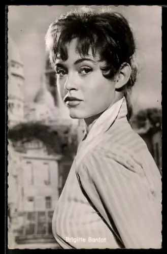 AK Brigitte Bardot in gestreifter Hemdbluse, Portrait