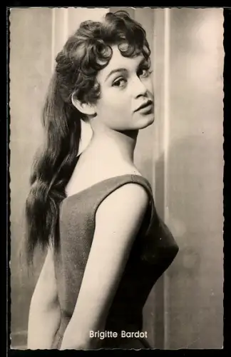 AK Schauspielerin Brigitte Bardot im leichten Sommerkleid