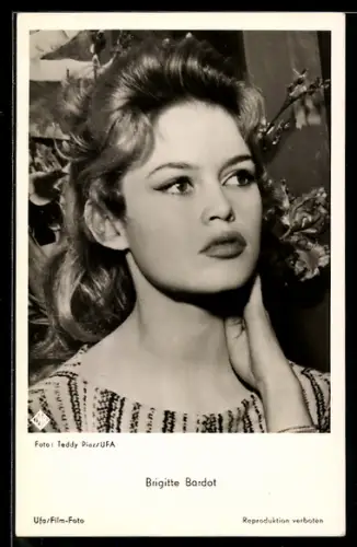 AK Schauspielerin Brigitte Bardot mit Augenmake up und besorgtem Blick